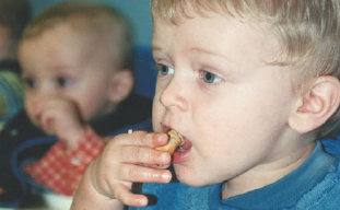 photo enfant mange